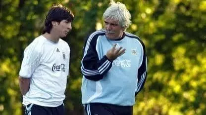 Gerardo Salorio junto a un joven Lionel Messi en un entrenamiento de la Selección